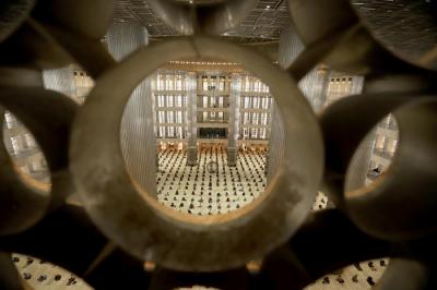 Umat Islam menunaikan shalat Jumat di Masjid Istiqlal, Jakarta, Jumat (20/8/2021).