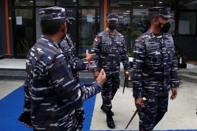 Petugas menyiapkan ranjang pasien disela-sela peresmian Rumah Oksigen Gotong Royong di kawasan Berbek Industri Rungkut, Surabaya, Jawa Timur, Jumat (20/8/2021).