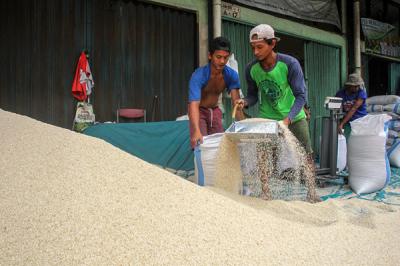 Aktivitas bongkar muat beras di Pasar Induk Beras, Cipinang, Jakarta Timur, Sabtu (21/8/2021).