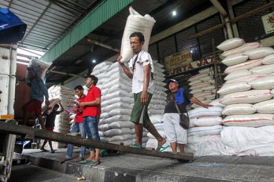 Aktivitas bongkar muat beras di Pasar Induk Beras, Cipinang, Jakarta Timur, Sabtu (21/8/2021).