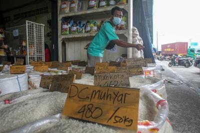 Aktivitas bongkar muat beras di Pasar Induk Beras, Cipinang, Jakarta Timur, Sabtu (21/8/2021).