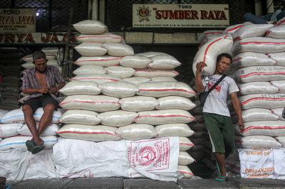 Aktivitas bongkar muat beras di Pasar Induk Beras, Cipinang, Jakarta Timur, Sabtu (21/8/2021).