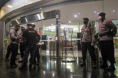 Kapolres Depok Kombes Imran Edwin Siregar memberikan keterangan kepada wartawan di depan lobi utama Margo City, Depok, Jawa Barat, Sabtu (21/8/2021).