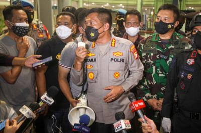 Kapolres Depok Kombes Imran Edwin Siregar memberikan keterangan kepada wartawan di depan lobi utama Margo City, Depok, Jawa Barat, Sabtu (21/8/2021).