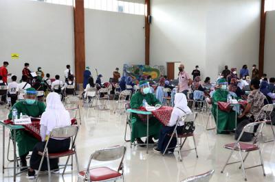 Panglima TNI Marsekal TNI Hadi Tjahjanto meninjau serbuan vaksinasi di Kulon Progo, Daerah Istimewa Yogyakarta, Sabtu (21/8/2021).