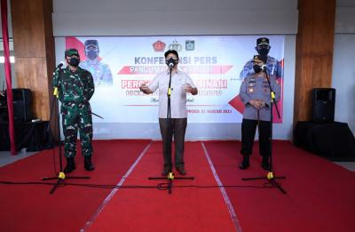 Panglima TNI Marsekal TNI Hadi Tjahjanto meninjau serbuan vaksinasi di Kulon Progo, Daerah Istimewa Yogyakarta, Sabtu (21/8/2021).