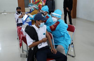 Panglima TNI Marsekal TNI Hadi Tjahjanto meninjau serbuan vaksinasi di Kulon Progo, Daerah Istimewa Yogyakarta, Sabtu (21/8/2021).