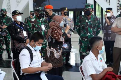 Panglima TNI Marsekal TNI Hadi Tjahjanto meninjau serbuan vaksinasi di Kulon Progo, Daerah Istimewa Yogyakarta, Sabtu (21/8/2021).