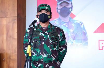 Panglima TNI Marsekal TNI Hadi Tjahjanto meninjau serbuan vaksinasi di Kulon Progo, Daerah Istimewa Yogyakarta, Sabtu (21/8/2021).
