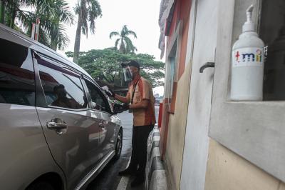 Warga saat berolahraga sore di kawasan tempat wisata Taman Mini Indonesia Indah (TMII), Sabtu (21/8/2021).