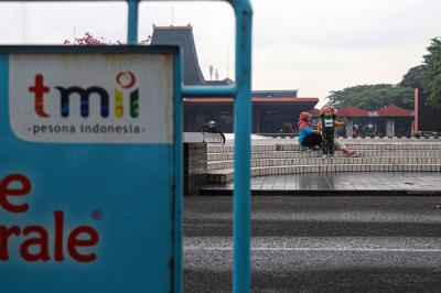 Warga saat berolahraga sore di kawasan tempat wisata Taman Mini Indonesia Indah (TMII), Sabtu (21/8/2021).