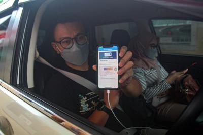 Warga saat berolahraga sore di kawasan tempat wisata Taman Mini Indonesia Indah (TMII), Sabtu (21/8/2021).