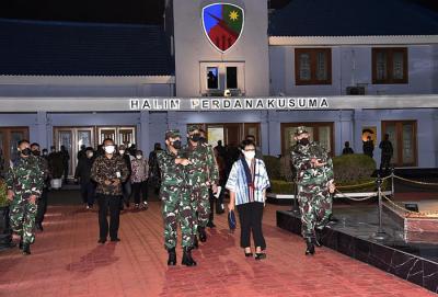 Sejumlah warga negara indonesia (WNI) yang dievakuasi dari Afghanistan tiba di Bandara Halim Perdanakusuma, Jakarta, Sabtu (21/8/2021) dini hari.