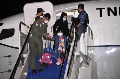 Sejumlah warga negara indonesia (WNI) yang dievakuasi dari Afghanistan tiba di Bandara Halim Perdanakusuma, Jakarta, Sabtu (21/8/2021) dini hari.
