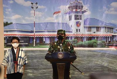 Sejumlah warga negara indonesia (WNI) yang dievakuasi dari Afghanistan tiba di Bandara Halim Perdanakusuma, Jakarta, Sabtu (21/8/2021) dini hari.