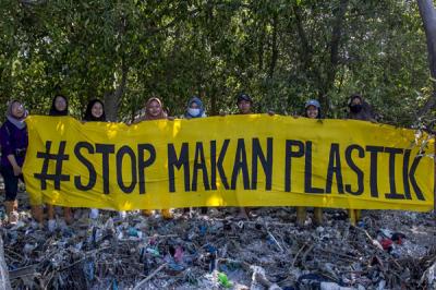 Relawan sungai nusantara membersihkan puluhan pohon api-api dari jeratan sampah plastik, di Pesisir Mangrove Wonorejo, Surabaya, Jawa Timur, Minggu (22/8/2021).