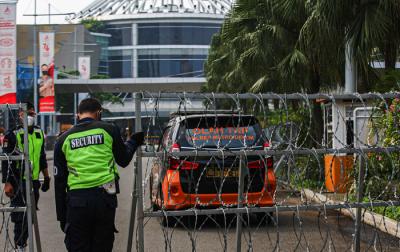 1 korban meninggal dunia akibat ambruknya atap yang disebabkan jatuhnya lift dari lantai 3 di Mal Margo City, Depok, Jawa Barat, Minggu (22/8/2021).