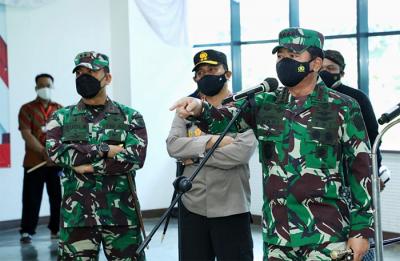 Panglima TNI Marsekal TNI Hadi Tjahjanto melakukan peninjauan serbuan vaksinasi bagi masyarakat di Kabupaten Boyolali, Jawa Tengah, Minggu (22/8/2021).