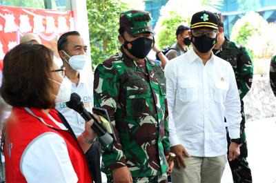 Panglima TNI Marsekal TNI Hadi Tjahjanto melakukan peninjauan serbuan vaksinasi bagi masyarakat di Kabupaten Boyolali, Jawa Tengah, Minggu (22/8/2021).