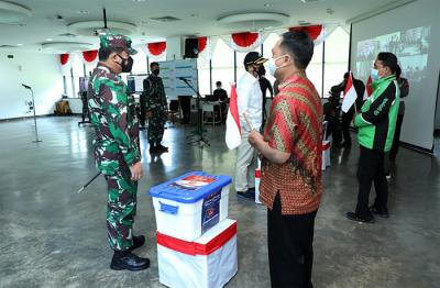 Panglima TNI Marsekal TNI Hadi Tjahjanto melakukan peninjauan serbuan vaksinasi bagi masyarakat di Kabupaten Boyolali, Jawa Tengah, Minggu (22/8/2021).