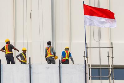 Pekerja sedang menyelesaikan pembangunan gedung di Kawasan Jakarta Pusat, Senin (23/8/2021).