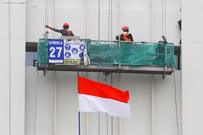 Pekerja sedang menyelesaikan pembangunan gedung di Kawasan Jakarta Pusat, Senin (23/8/2021).