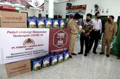 Warga mengambil jatah beras di Desa Tambak Sumur, Waru, Sidoarjo, Jawa Timur, Senin (23/8/2021).