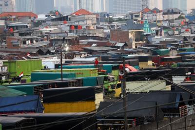 Sejumlah kendaraan truk ekspedisi saat parkir di Kawasan Tanah Abang, Jakarta Pusat, Senin (23/8/2021).