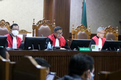 Terdakwa Mantan Menteri Sosial Juliari Peter Batubara menjalani sidang putusan secara virtual di Pengadilan Tipikor, Jakarta, Senin (23/8/2021).