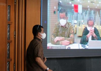 Terdakwa Mantan Menteri Sosial Juliari Peter Batubara menjalani sidang putusan secara virtual di Pengadilan Tipikor, Jakarta, Senin (23/8/2021).