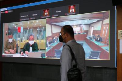 Terdakwa Mantan Menteri Sosial Juliari Peter Batubara menjalani sidang putusan secara virtual di Pengadilan Tipikor, Jakarta, Senin (23/8/2021).