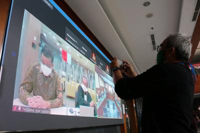 Terdakwa Mantan Menteri Sosial Juliari Peter Batubara menjalani sidang putusan secara virtual di Pengadilan Tipikor, Jakarta, Senin (23/8/2021).