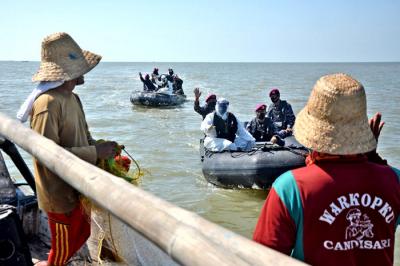 Serbuan vaksin Covid-19 untuk masyarakat maritim di pantai Tambak Cemandi dan Balai Desa Tambak Cemandi Kec. Sedati, Sidoarjo, Jawa Timur, Senin (23/8/2021).