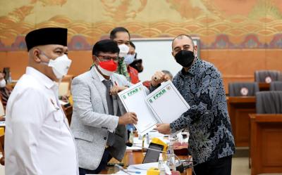 Menteri Perdagangan Muhammad Lutfi dan Menteri Komunikasi dan Informatika Johnny G Plate mengikuti raker dengan Komisi VI DPR di Jakarta, Senin (23/8/2021).