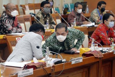 Menteri Perdagangan Muhammad Lutfi dan Menteri Komunikasi dan Informatika Johnny G Plate mengikuti raker dengan Komisi VI DPR di Jakarta, Senin (23/8/2021).
