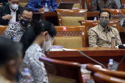 Menteri Pendidikan, Kebudayaan, Riset dan Teknologi Nadiem Makarim mengikuti rapat kerja dengan Komisi X DPR di Jakarta, Senin (23/8/2021).