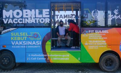 Warga menjalani vaksinasi di mobil vaksin keliling di Makassar, Senin (23/8/2021).