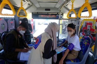 Warga menjalani vaksinasi di mobil vaksin keliling di Makassar, Senin (23/8/2021).
