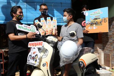 Sekti Bagus Saputro bersama istri dan bayinya berpose dengan satu unit sepeda motor Scoopy di Desa Kepuh Waru, Sidoarjo, Jawa Timur, Senin (23/8/2021).