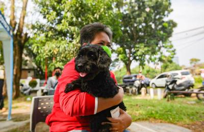 Penyuntikkan vaksin rabies pada hewan peliharaan warga di Komplek Batan Kelurahan Pasar Minggu, Jakarta, Senin (23/8/2021).