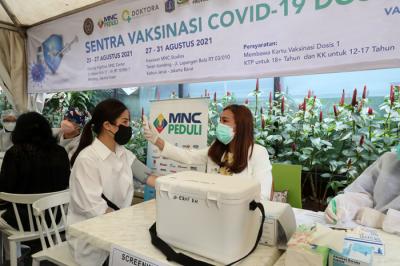 Wamenparekraf Angela Tanoesoedibjo menjalani vaksinasi dosis ke-2 di Sentra Vaksinasi Covid-19 yang digelar di MNC Center, Jakarta, Senin (23/8/2021).