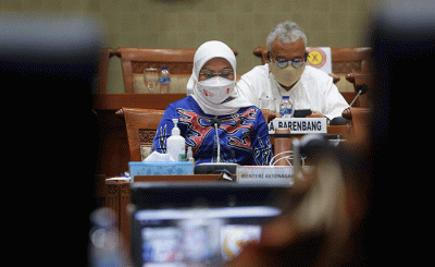Menteri Ketenagakerjaan Ida Fauziyah mengikuti rapat kerja dengan Komisi IX DPR di Kompleks Parlemen, Senayan, Jakarta, Selasa (24/8/2021).