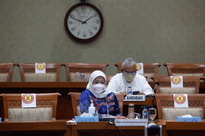 Menteri Ketenagakerjaan Ida Fauziyah mengikuti rapat kerja dengan Komisi IX DPR di Kompleks Parlemen, Senayan, Jakarta, Selasa (24/8/2021).