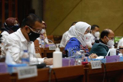 Menteri Ketenagakerjaan Ida Fauziyah mengikuti rapat kerja dengan Komisi IX DPR di Kompleks Parlemen, Senayan, Jakarta, Selasa (24/8/2021).