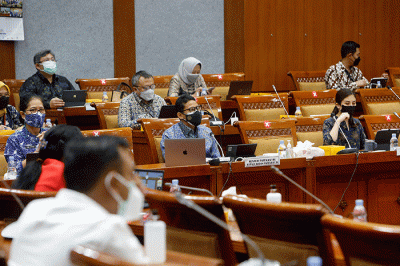 Menparekraf saat rapat kerja dengan Komisi X DPR di Kompleks Parlemen, Senayan, Jakarta, Selasa (24/8/2021).