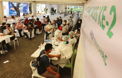 Vaksinator menyuntikkan vaksin Covid-19 tahap 2 kepada warga di MNC Center, Kebon Sirih, Jakarta, Selasa (24/8/2021).