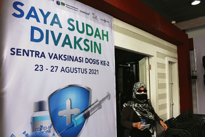 Vaksinator menyuntikkan vaksin Covid-19 tahap 2 kepada warga di MNC Center, Kebon Sirih, Jakarta, Selasa (24/8/2021).