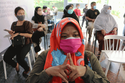 Vaksinator menyuntikkan vaksin Covid-19 tahap 2 kepada warga di MNC Center, Kebon Sirih, Jakarta, Selasa (24/8/2021).