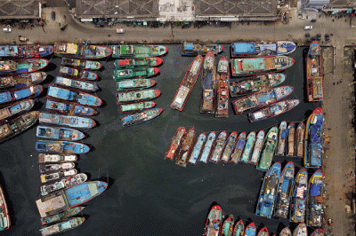Suasana aktivitas bongkar muat hasil tangkapan laut di Pelabuhan Perikanan Samudera Nizam Zachman, Muara Baru, Penjaringan, Rabu (24/8/2021).