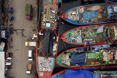 Suasana aktivitas bongkar muat hasil tangkapan laut di Pelabuhan Perikanan Samudera Nizam Zachman, Muara Baru, Penjaringan, Rabu (24/8/2021).